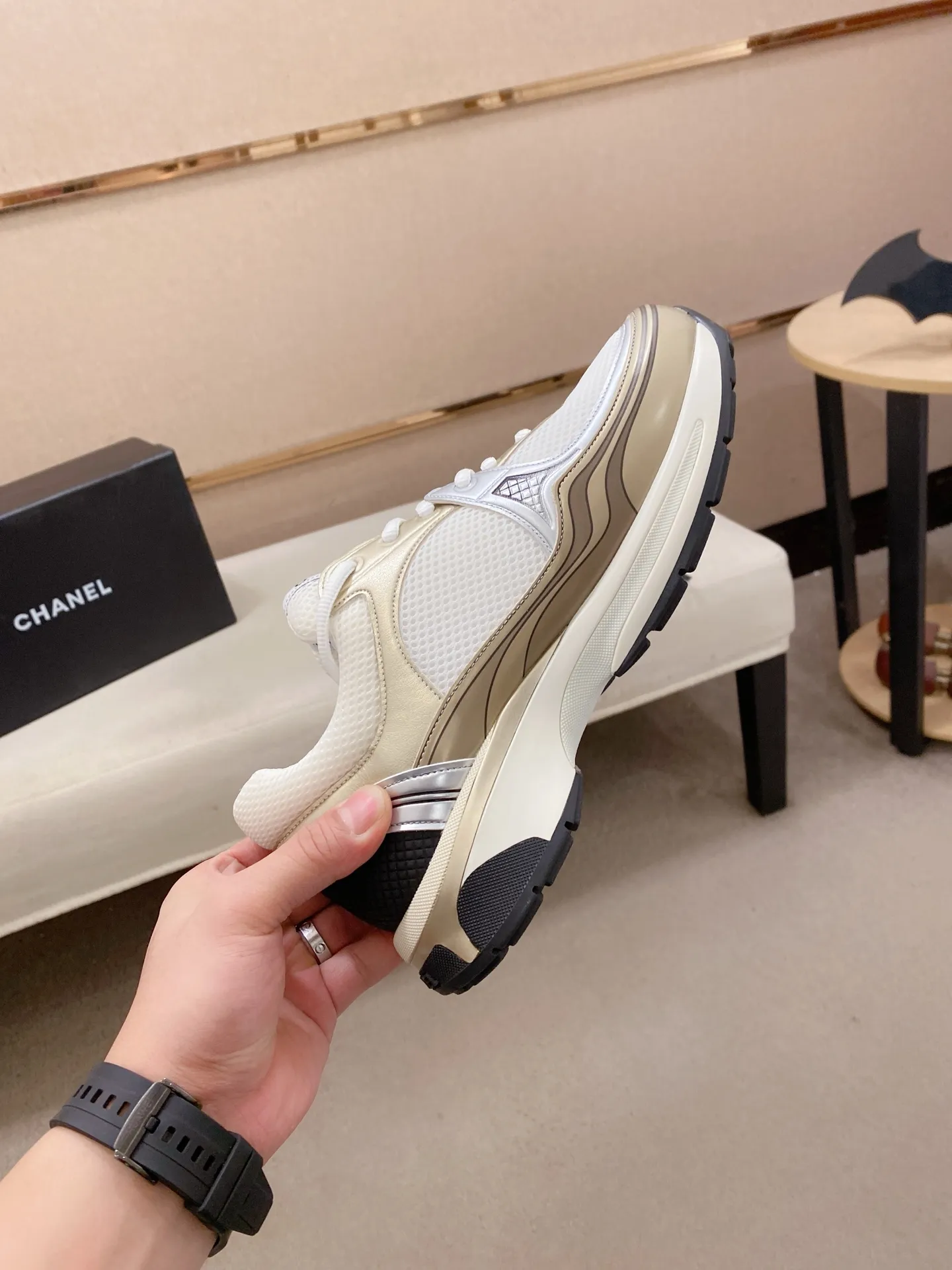 Factory price: 620💰 Chanel Chanel - 2026 counter top casual sports shoes This classic design; the upper is electro-embroidered with a variety of techniques; the outsole is fashionable and sporty; the extraordinary inclusion of a variety of color matching elements... The diversified mix and match is very beautiful and versatile, casual, fashionable, sports and outdoor can be taken into account... ꫛꫀꪝ Go➫ Material: ❶Upper is made of: Original imported high-mercerized smooth cow suede + special anti-mesh fabric ❷Inner use: original imported breathable mesh ❸Outsole based on: original TPU combination outsole Full set of boutique packaging for women 35–41 men 38-45